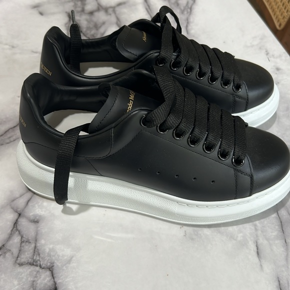 1000% Auth. Alexander McQueen Woman’s Oversized Sneaker Black Size 37 - Picture 5 of 8